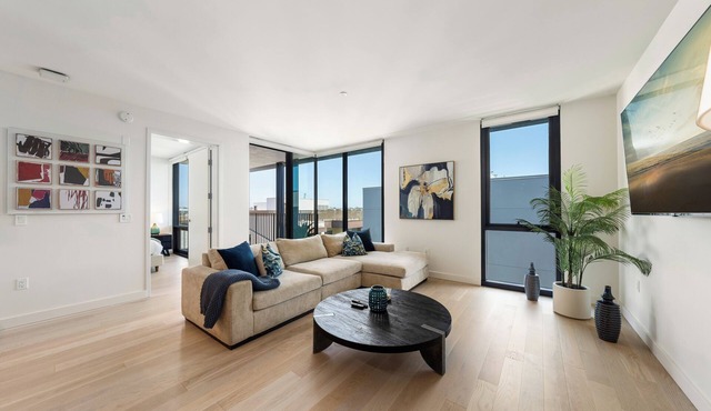 The Sapphire Nest' Luxury Condo Walk to Beach & Pier Rooftop Pool, Gym Parking