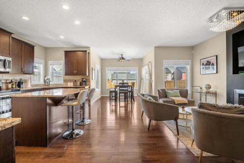 The Trenta - 4BD 3BA 2 Kitchen Stunner