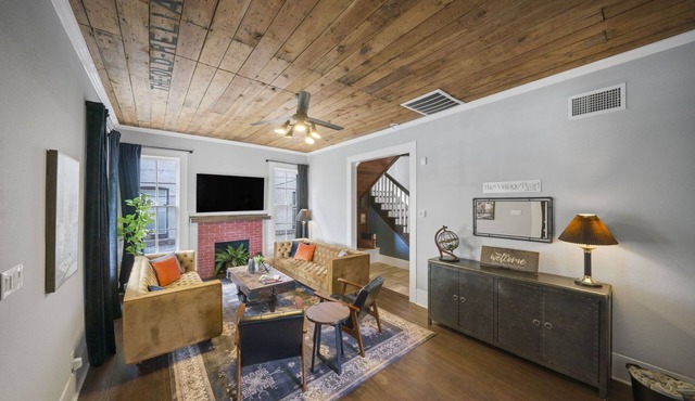 The Vintage Pearl - 5BR Unique Home by the Pearl