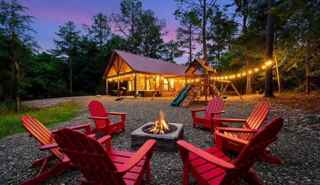 The White Buffalo Lodge · Nature's Playground | Hot Tub, Creek & Arcade Game