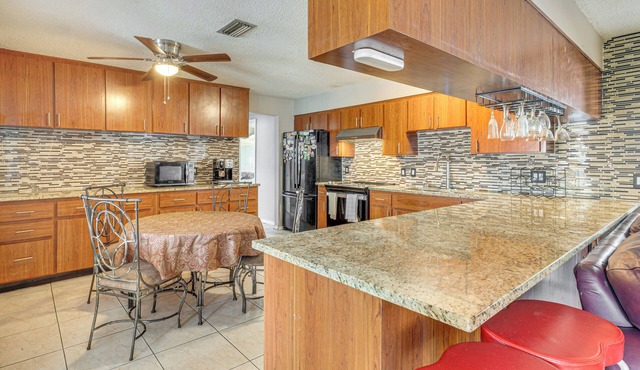 Theme Park Base! Suburban Home 14 Mi to Universal