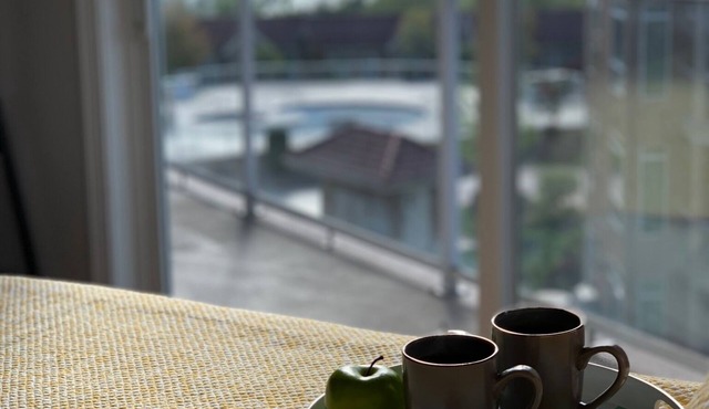 Top floor unit in Discovery Bay with lake views from the patio!