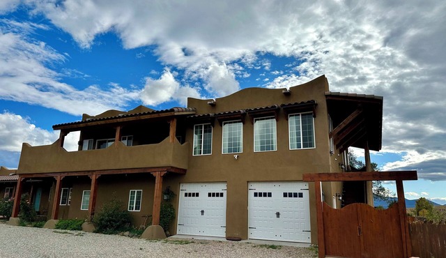 Tranquil 7-bedroom house near the center of Taos