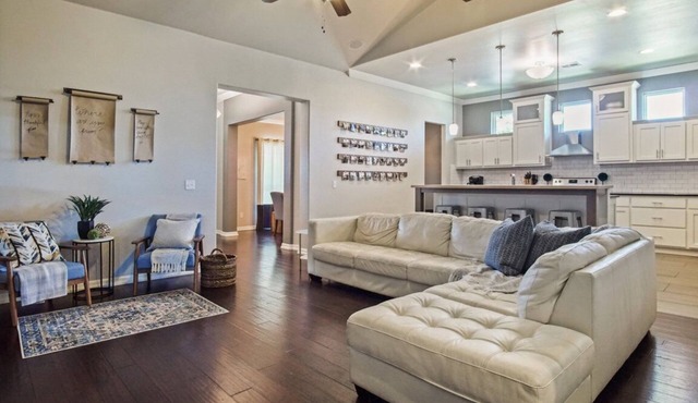 Tranquil Backyard, Clean Open-Concept, Fresh Decor, Great Location, Nice Kitchen in Oklahoma City