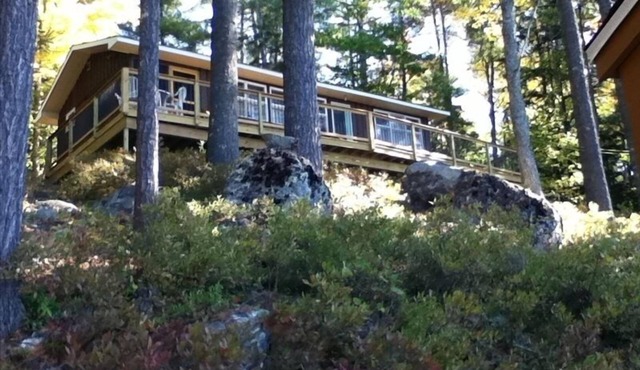 Tranquil Lakefront Cottage Near Acadia Nat’l Park.