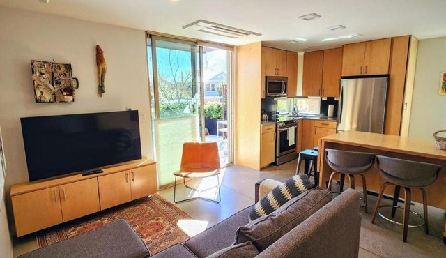 Tranquil Townhome in Downtown Neighborhood