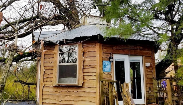 Tree House Rental with Private Pool in Celeste, for Glamping Adventures in Texas in Celeste