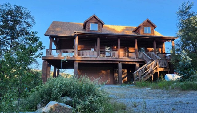 Tri-level Cabin Retreat-Privacy & Views!