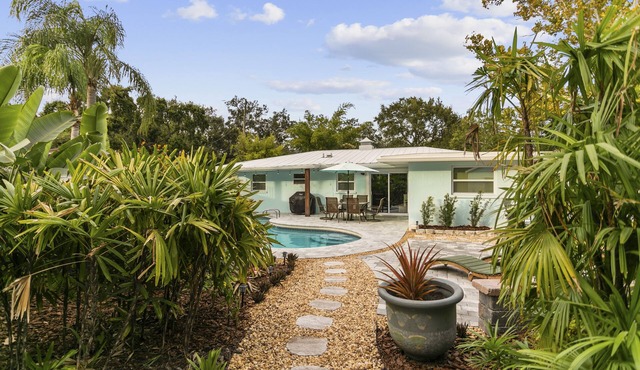 Tropical 3bd bungalow with pool! Walk to Bayshore!