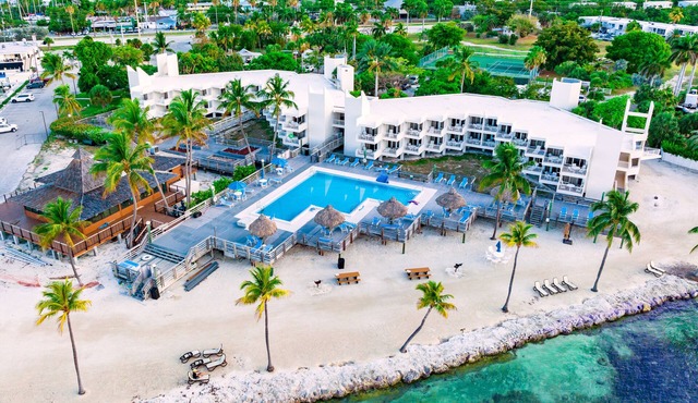 Tropical Tranquility: Oceanview 1BR Suite on the Island