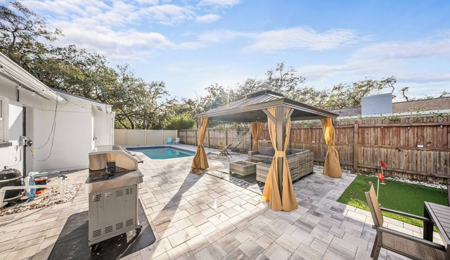 Ultimate Vacation Spot: Pool, Mini Golf & Hammock!