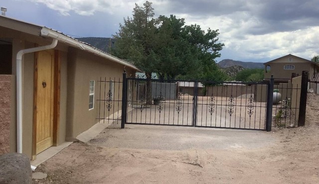 Una Casita Tranquila-Surrounded by Stunning Mountain Views!