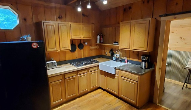 Unique Cabin in Natural Bridge State Park! Renovated, New Hot Tub, Wi-Fi