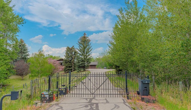 Unwind & Enjoy in Luxury Calgary home in 13 Acres. Newly Renovated!