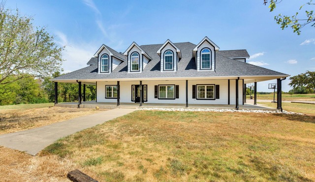 Unwind Fireside: Wills Point Gem w/Hot Tub & Pond