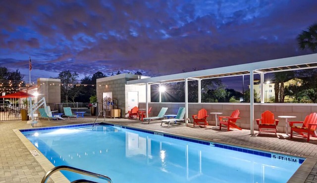 Unwind in Style: 3 Units w/FREE Breakfast! Close to Florida Museum!
