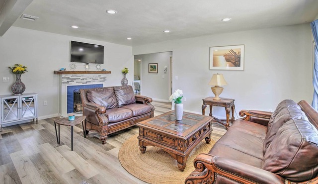 Updated Compton Home ~ 10 Mi to SoFi Stadium!