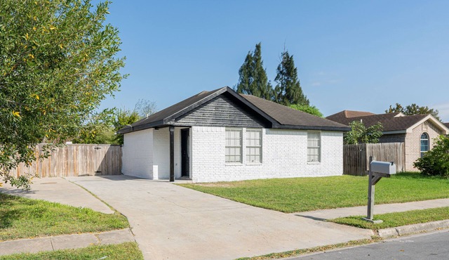 Updated modern 3bedroom 1king 2 queen 1restroom in Pharr