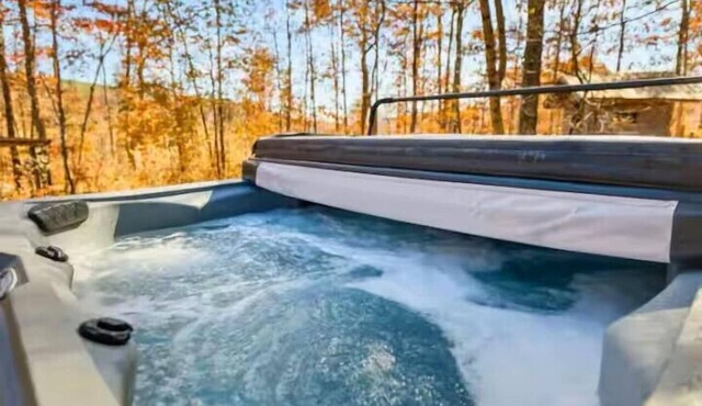 Updated Rustic Cabin W/Hot Tub in Chattanooga