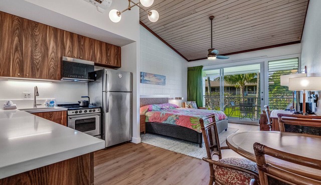 Updated Studio, AC, steps to beach SPECIAL RATES JULY DUE TO CANCELATION