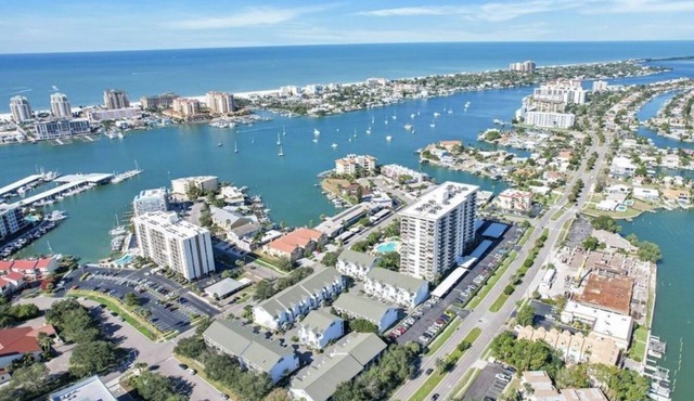 Updated Townhome, Walking distance to Beach, Restaurants, Aquarium and Shops