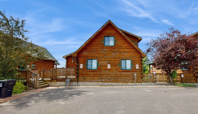 Upper-Level duplex, adventure retreat with fire pit, AC, patio & WIFI in Warrens
