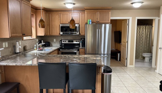Upscale 1/1 apt close to Fred Meyers, MAX tram and 305 exit