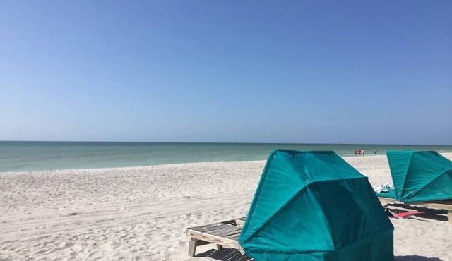Upscale Beach suite. On the Bay and Just steps from the Beach !