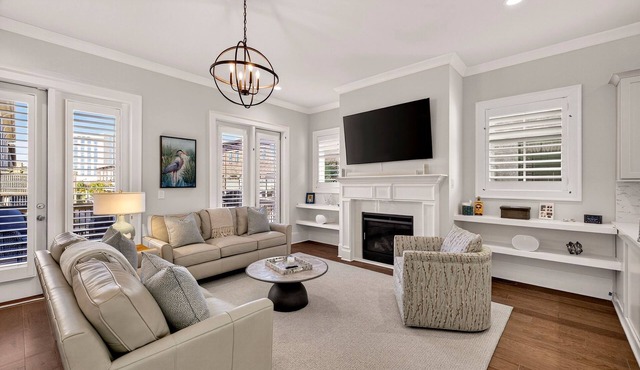 Upscale Comfort on Savannah’s Riverfront by Lucky Savannah