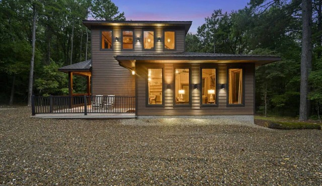 Upscale Honeymoon Cabin w/Hot tub, Fireplace and Rain Shower