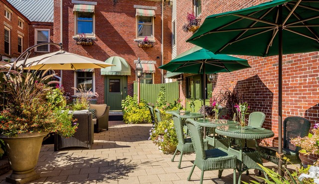 Upscale suite w/ soaking tub & garden patio - in the heart of downtown Belfast