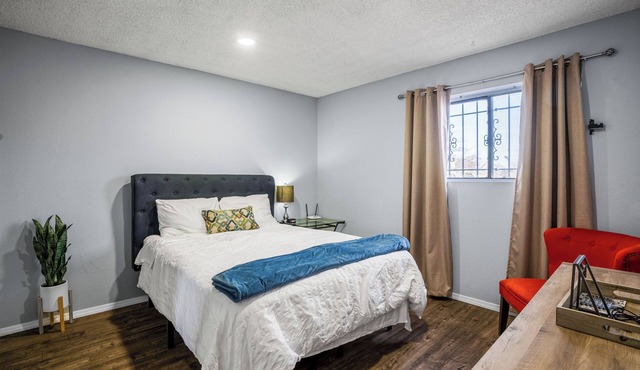 UPTOWN LOCATED! Lovely Home with fireplace & Garden at Kingfisher Housing