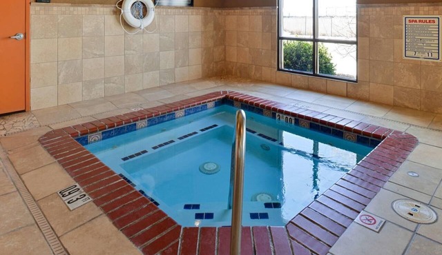 Vacation At its Finest! 4 Relaxing Units, Indoor Pool, Pets Are Welcome!