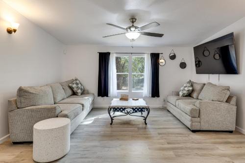 Valrico Retreat w/Fire Pit ~ 18 Mi to Tampa!