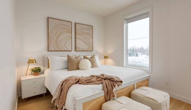 "Vanilla Golden Hour"-3 Bdrm mins from Downtown!