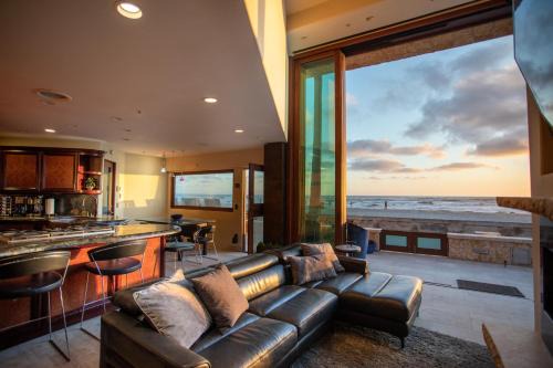 Verona Oceanfront Luxury Villa w Spa, Multiple Private Patios, Grill, AC & Garage