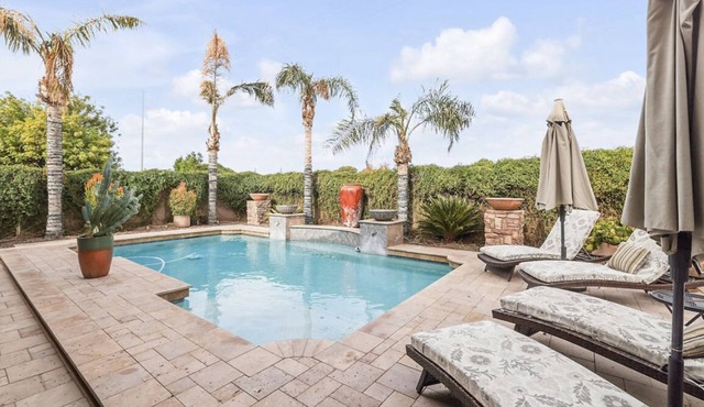 Very private, upgraded family friendly getaway w/pool & luxurious hot tub!