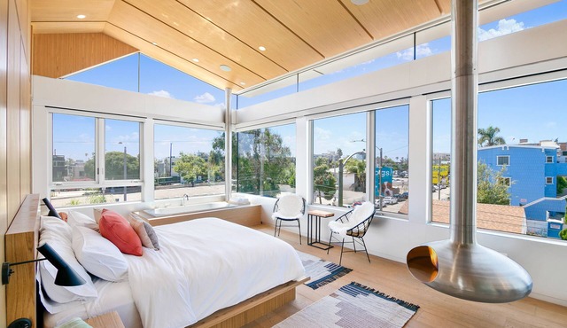 VibeLoft - Modern Home with Rooftop & Spa