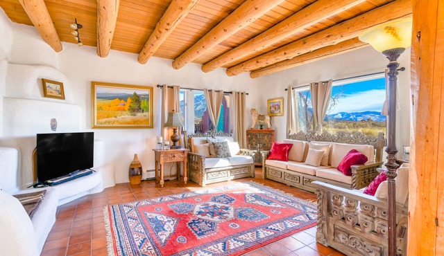 Vibrant dog-friendly townhouse with stunning mountain vistas - close to skiing