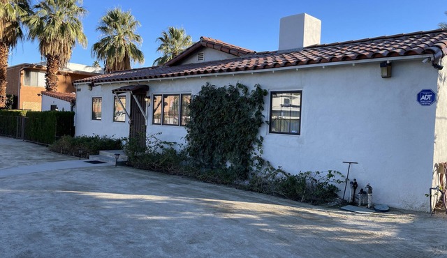 Villa A- 2bed/2bath with kitchen, dining&living rooms, in downtown Palm Springs!