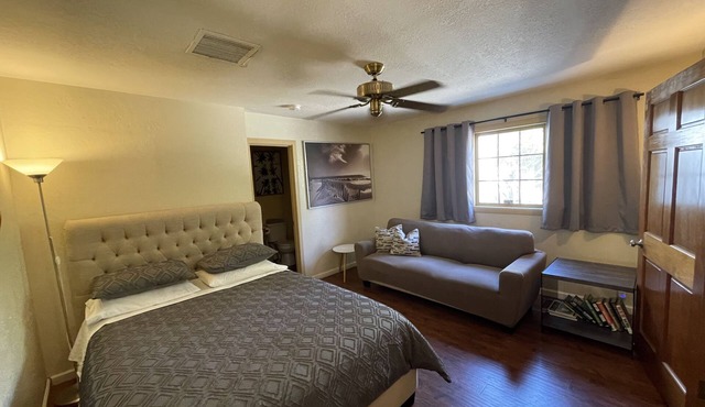 Villa C - a studio with kitchen. A few steps from downtown Palm Springs! 👑