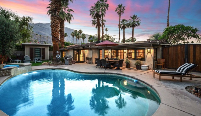 Villa Sonora Palms: Luxury Retreat with Pool & Spa