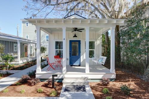 Village on The Bluff: Herrin Hideout by Lucky Savannah