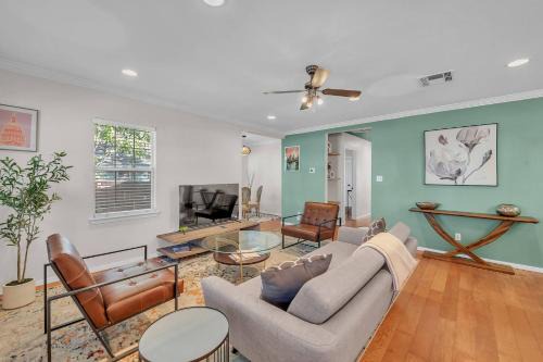 Walk to ACL, Fire Pit, Fenced Yard, SoCo Spot
