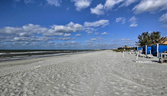 Walk to Beach & Dining: Sunny St Pete Condo!