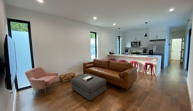 Walk to East Austin restaurants + pets welcome