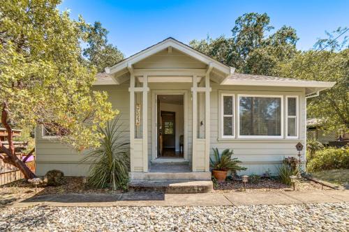 Walk to Main St! Quiet Mendocino County Retreat