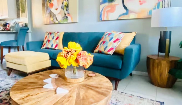 Walk to SoHo Upscale Townhome Quiet & Private