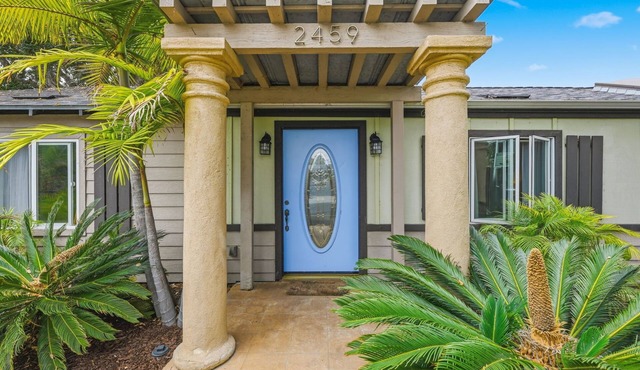 Walk to the Beach Light and Bright 1-bedroom cottage in Carlsbad let's getaway