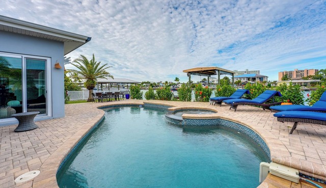 Walkable Waterfront Paradise: Home in Clearwater!